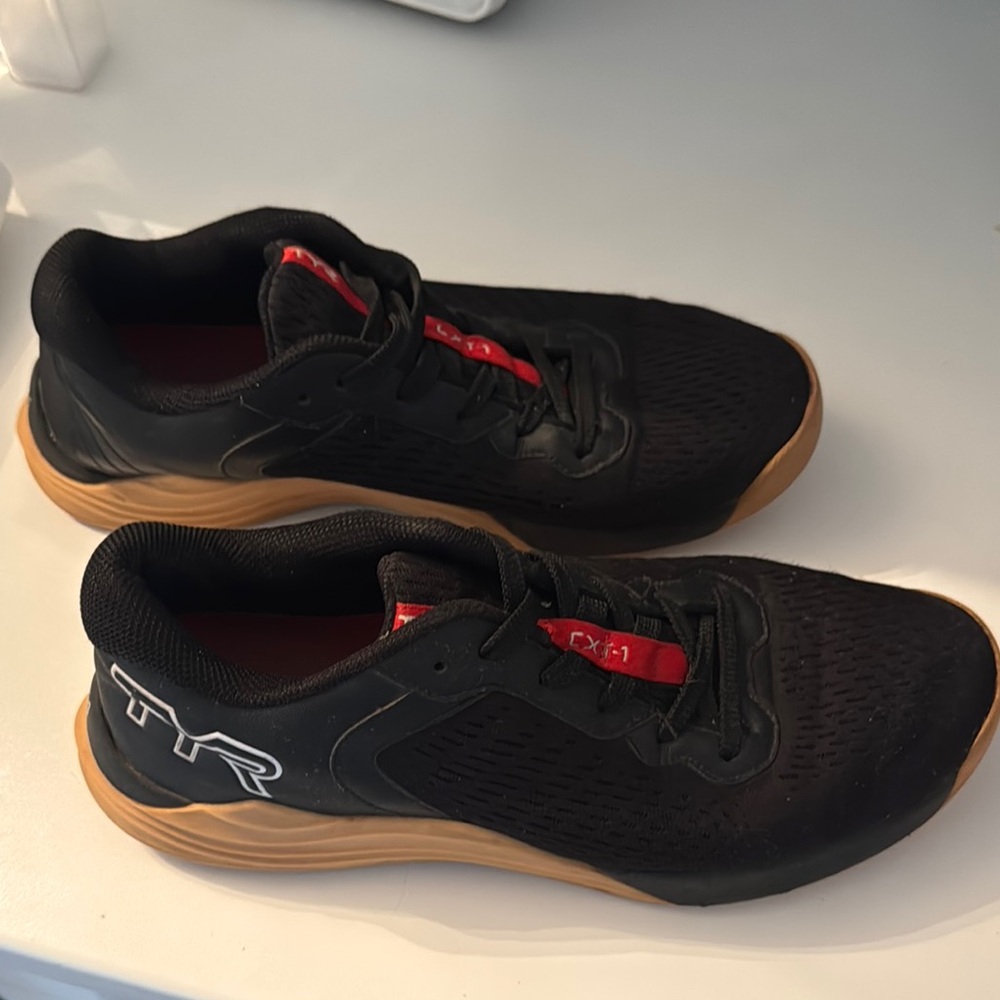 TYR CXT-1 Trainers Gym Shoes Athletic Sneakers Black Red Gum Sole Sz 10 - Picture 3 of 9